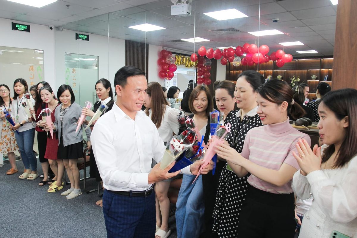 Ngày quốc tế phụ nữ 8/3 bên Haseca: Bất ngờ bởi quà và hoa của “đấng mày râu”