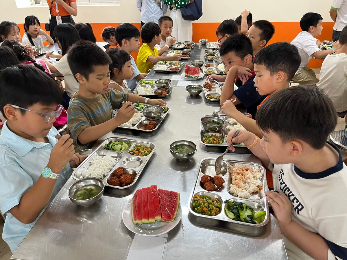 Suất ăn bán trú trường học – Cầu nối giữa nhà trường, phụ huynh và đơn vị cung cấp thực phẩm an toàn