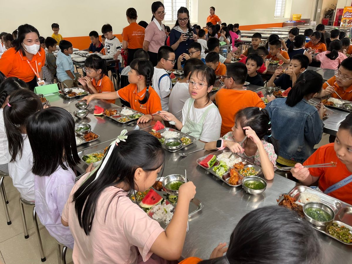 Suất ăn bán trú trường học – Giải pháp đảm bảo sức khỏe và hiệu quả học tập cho học sinh tiểu học hiện nay