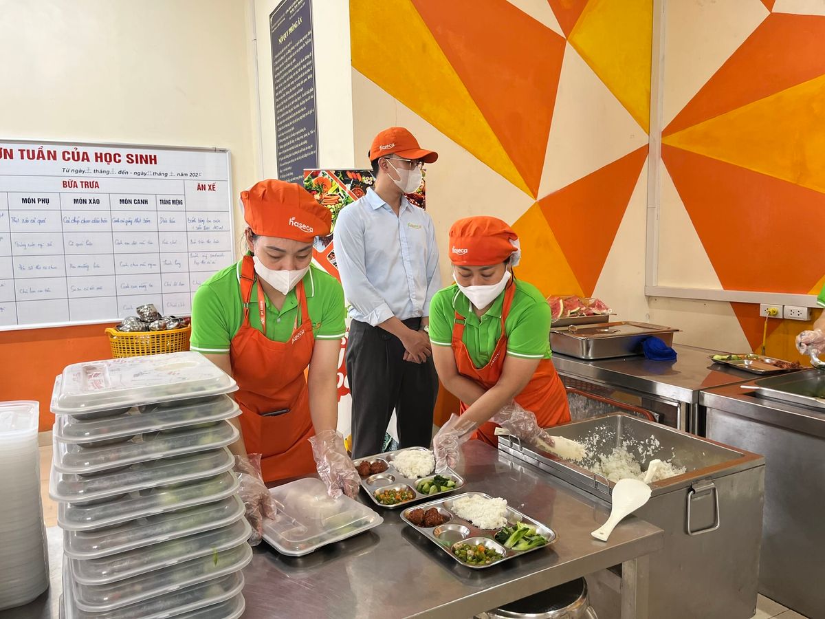 Suất ăn bán trú trường học – Tăng cường kiểm định và giám sát liên ngành