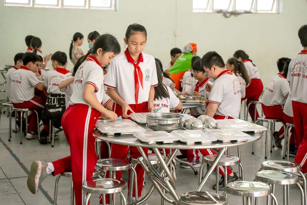 Suất ăn bán trú trường học – Cân bằng giữa khẩu vị vùng miền và dinh dưỡng học đường