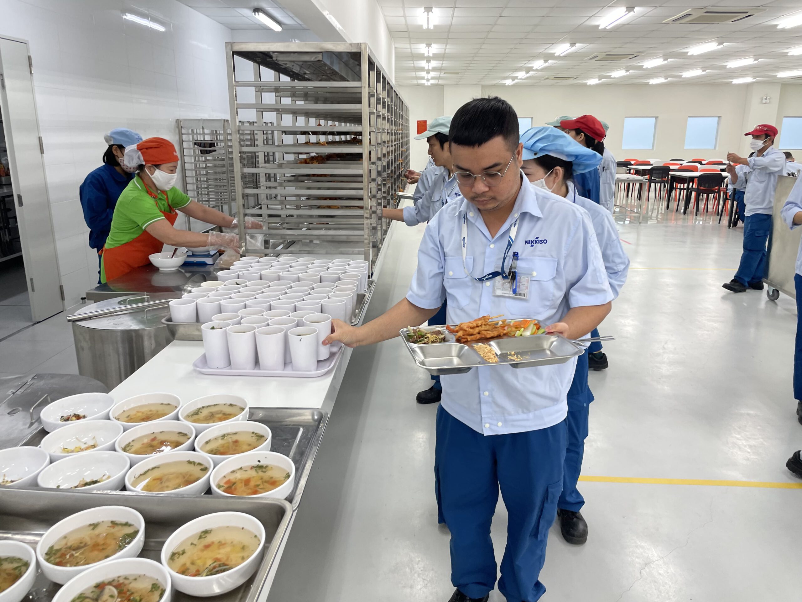Công nghệ trong suất ăn công nghiệp là gì và vì sao trở thành xu hướng tất yếu
