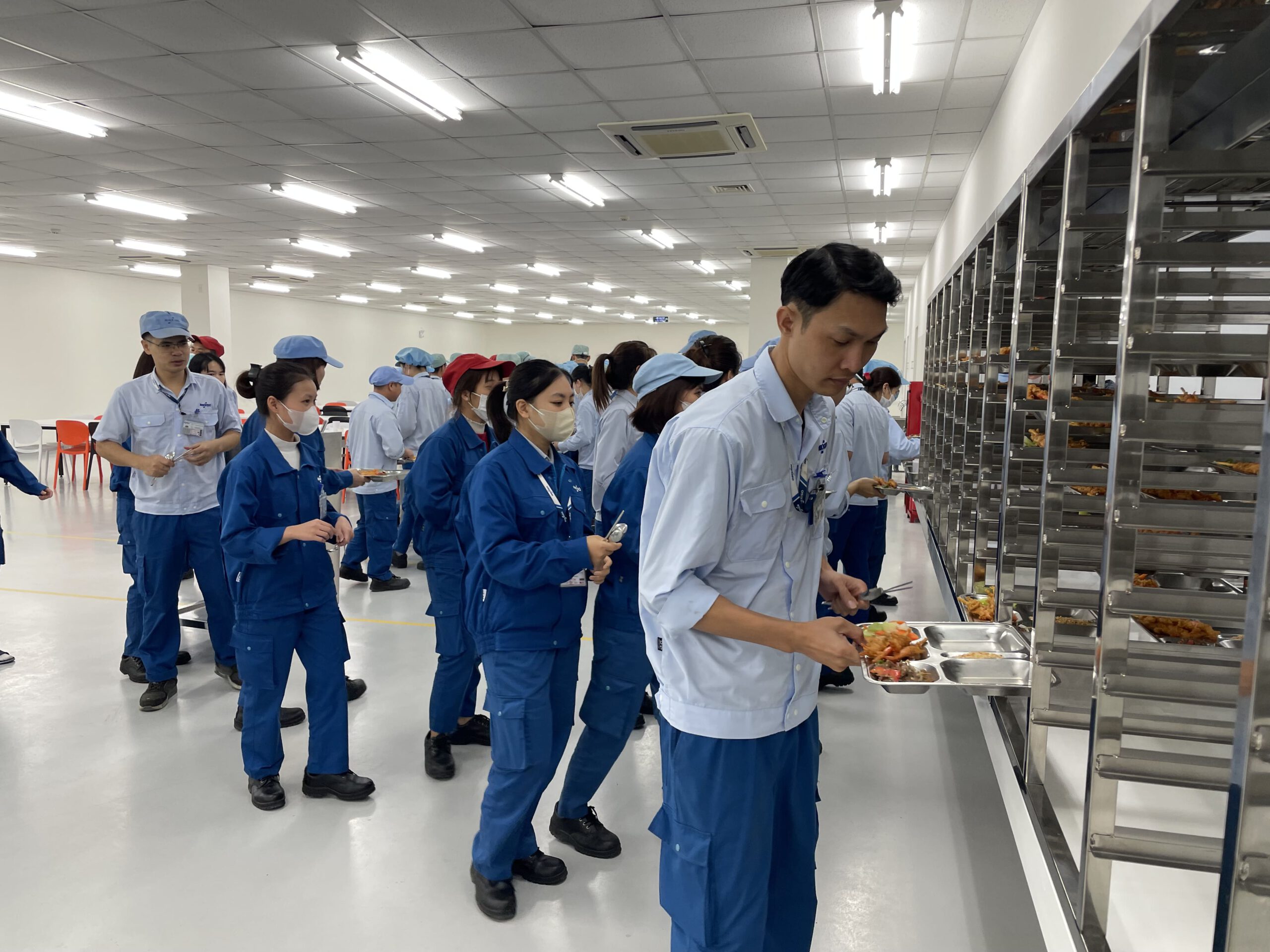 Quy trình vận hành bếp ăn công nghiệp chuẩn từ A–Z