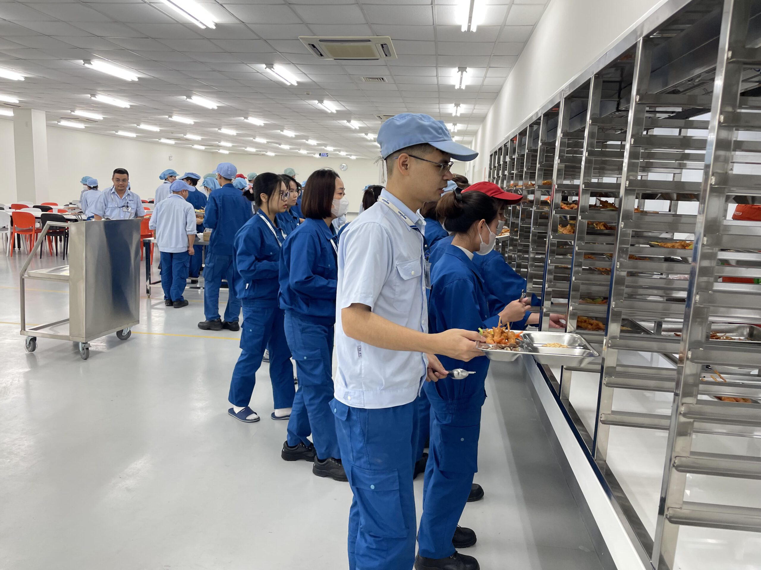 So sánh giá suất ăn tự nấu và thuê ngoài