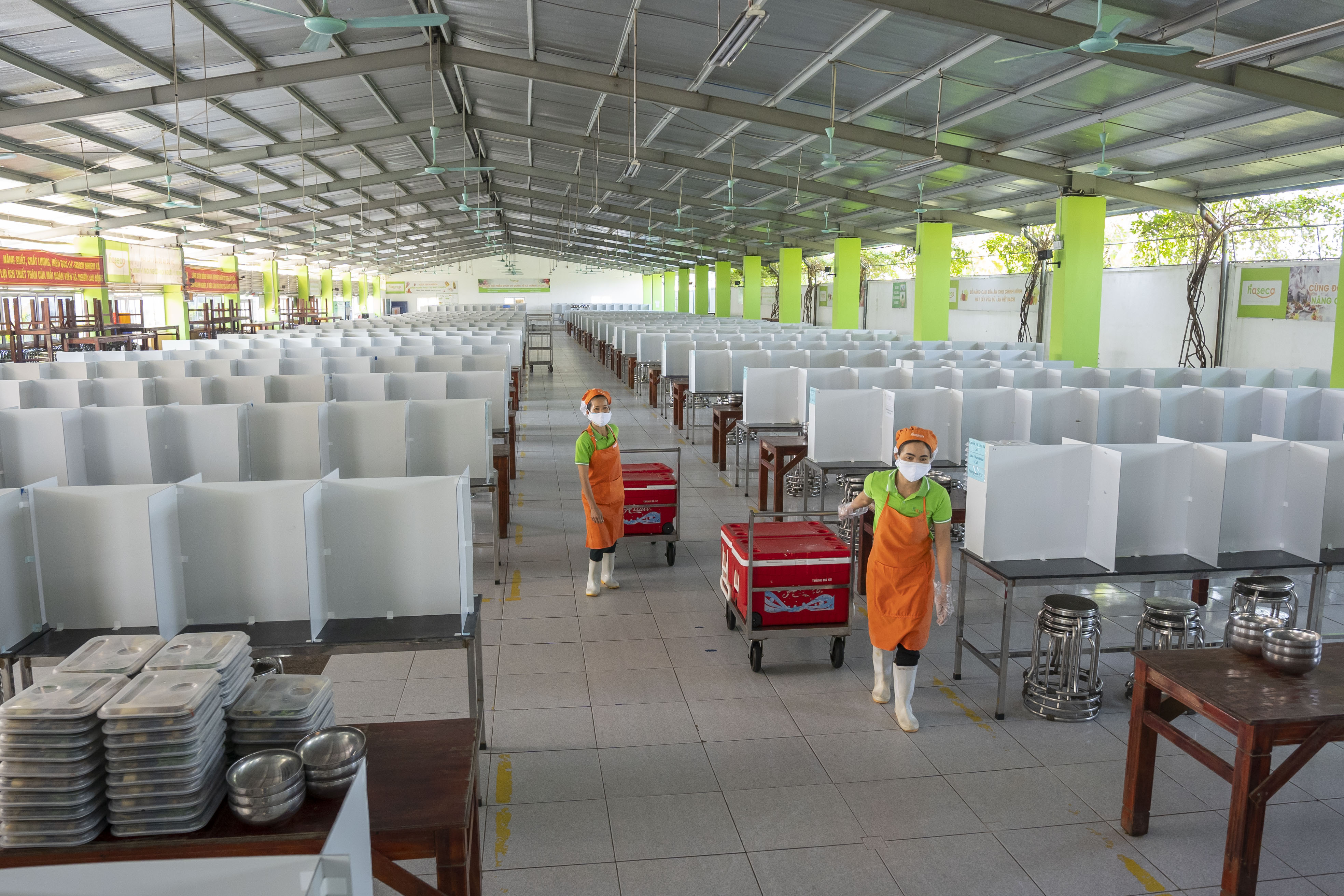 Dịch vụ bếp ăn công nghiệp và tiêu chuẩn an toàn thực phẩm trong các khu công nghiệp hiện nay