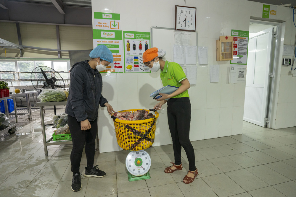 Tiêu chuẩn vệ sinh an toàn thực phẩm trong dịch vụ bếp ăn tập thể