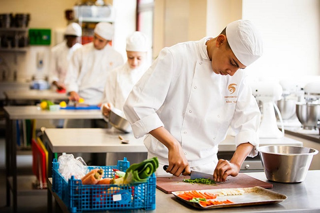 Vai trò của việc đào tạo nhân viên nấu ăn và phục vụ trong suất ăn công nghiệp