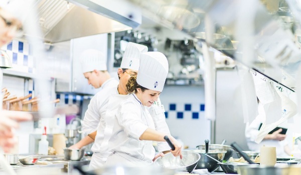  Để đáp ứng nhu cầu này, việc đào tạo nhân viên nấu ăn và phục vụ trong suất ăn công nghiệp trở nên cực kỳ quan trọng. 