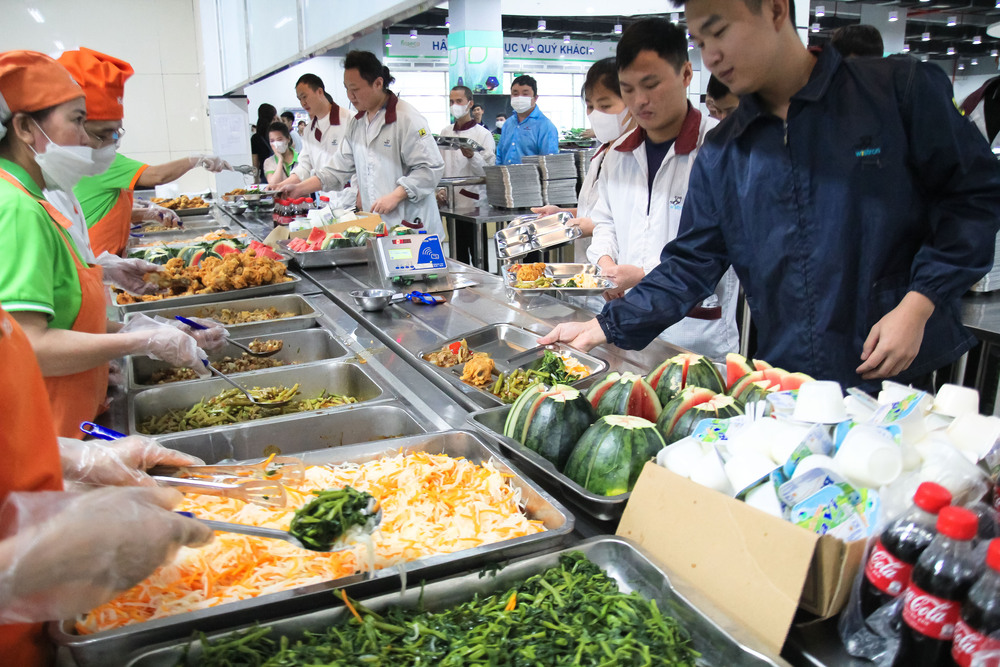 Các bước cần thiết để thiết kế và xây dựng một hệ thống suất ăn công nghiệp hiệu quả.