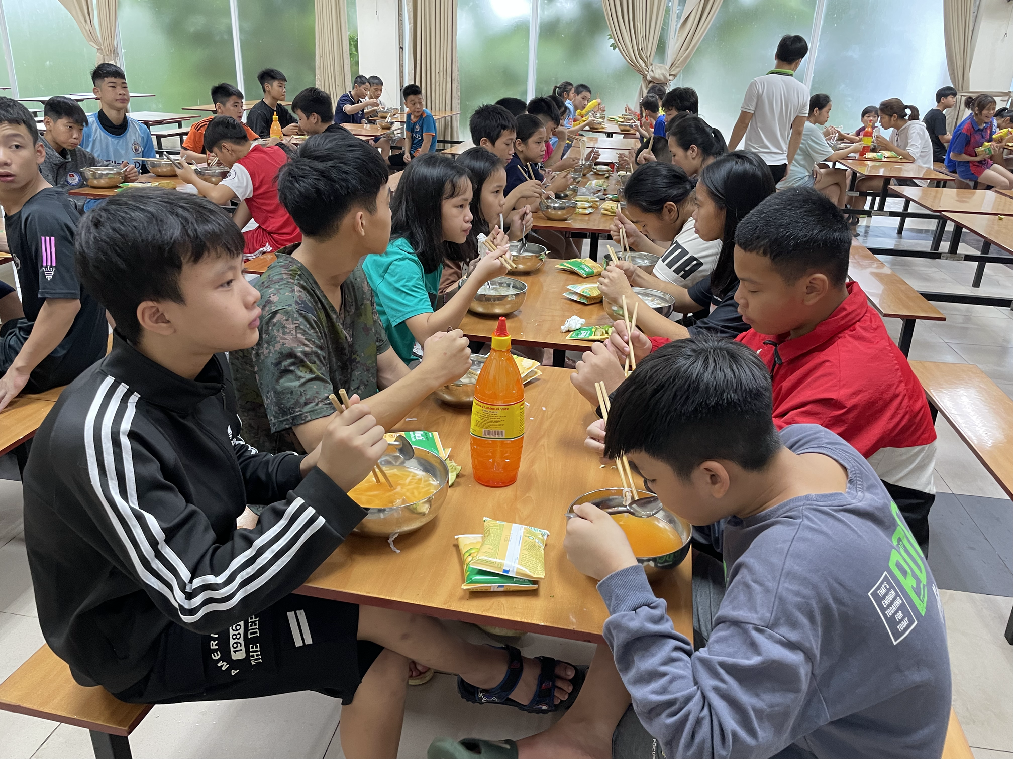 Bữa ăn “nạp năng lượng” cho sinh viên học Giáo dục Quốc phòng và An ninh