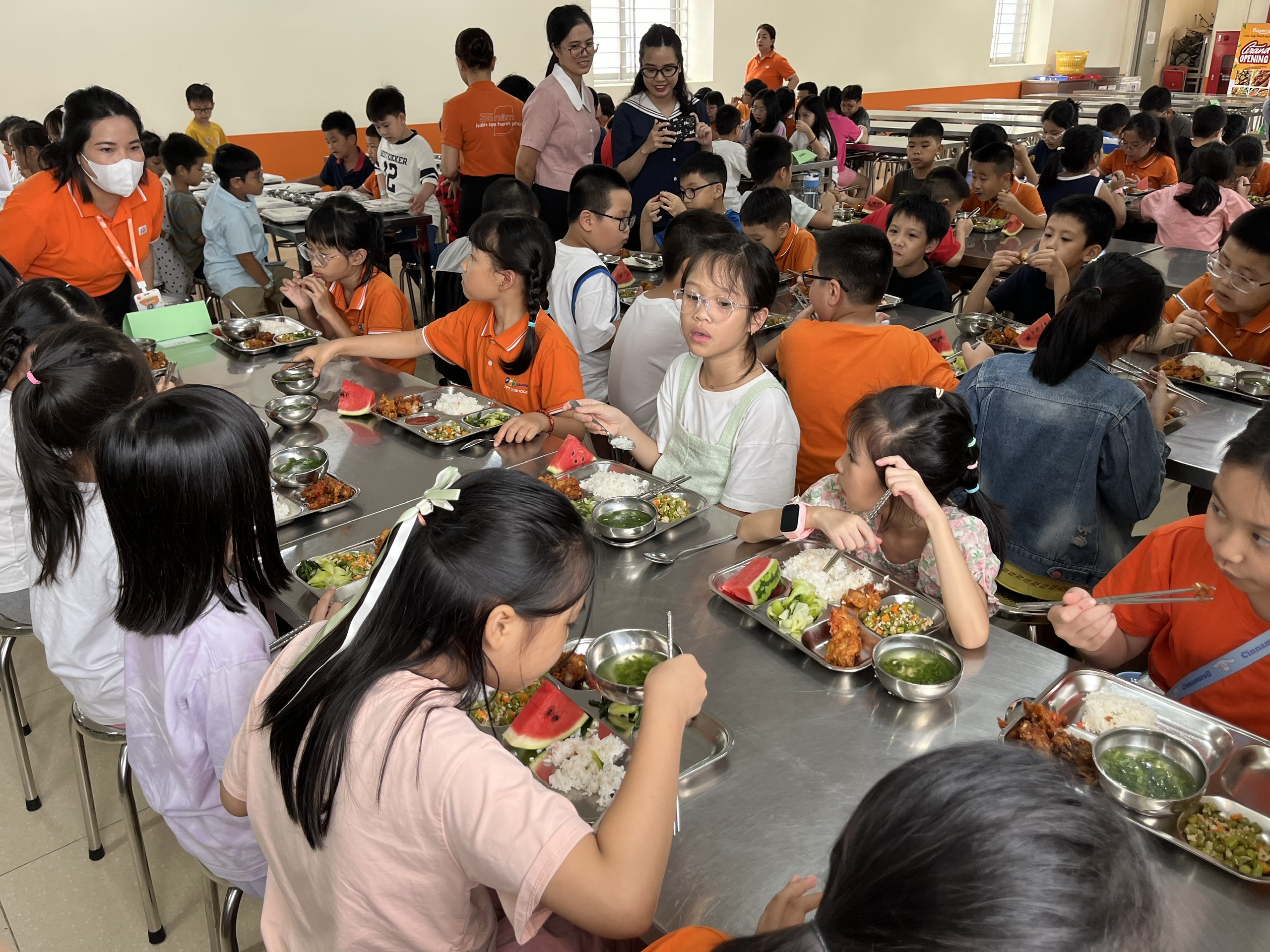 Suất ăn bán trú trường học – Giải pháp đảm bảo sức khỏe và hiệu quả học tập cho học sinh tiểu học hiện nay