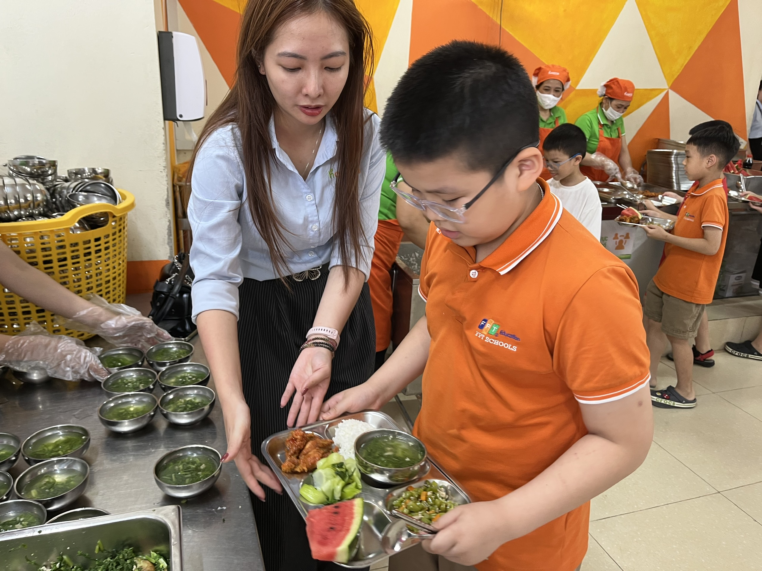 Suất ăn trường học: Câu chuyện thực tế từ một nhà trường chuyển đổi nhà cung cấp mới