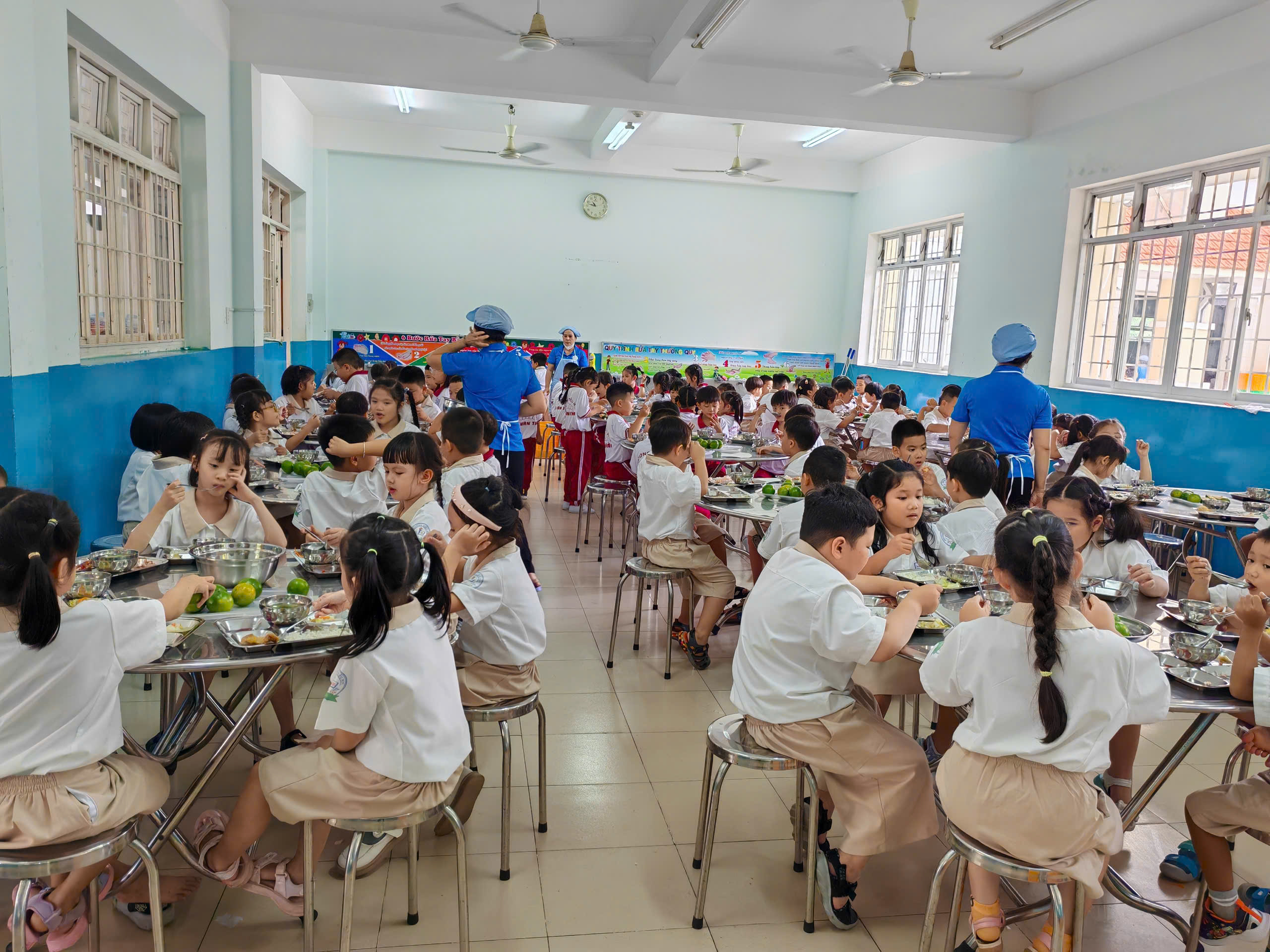 suất ăn bán trú, suất ăn trường học, cung cấp suất ăn cho trường học, cung cấp suất ăn trường học, công ty cung cấp suất ăn trường học, suất ăn cho trường học, suất ăn công nghiệp cho trường học, suất ăn học sinh tiểu học, suất ăn trường học mới nhất, suất ăn trường tiểu học, suất ăn học sinh THPT, nhà thầu suất ăn, dịch vụ suất ăn bán trú, bếp ăn tập thể