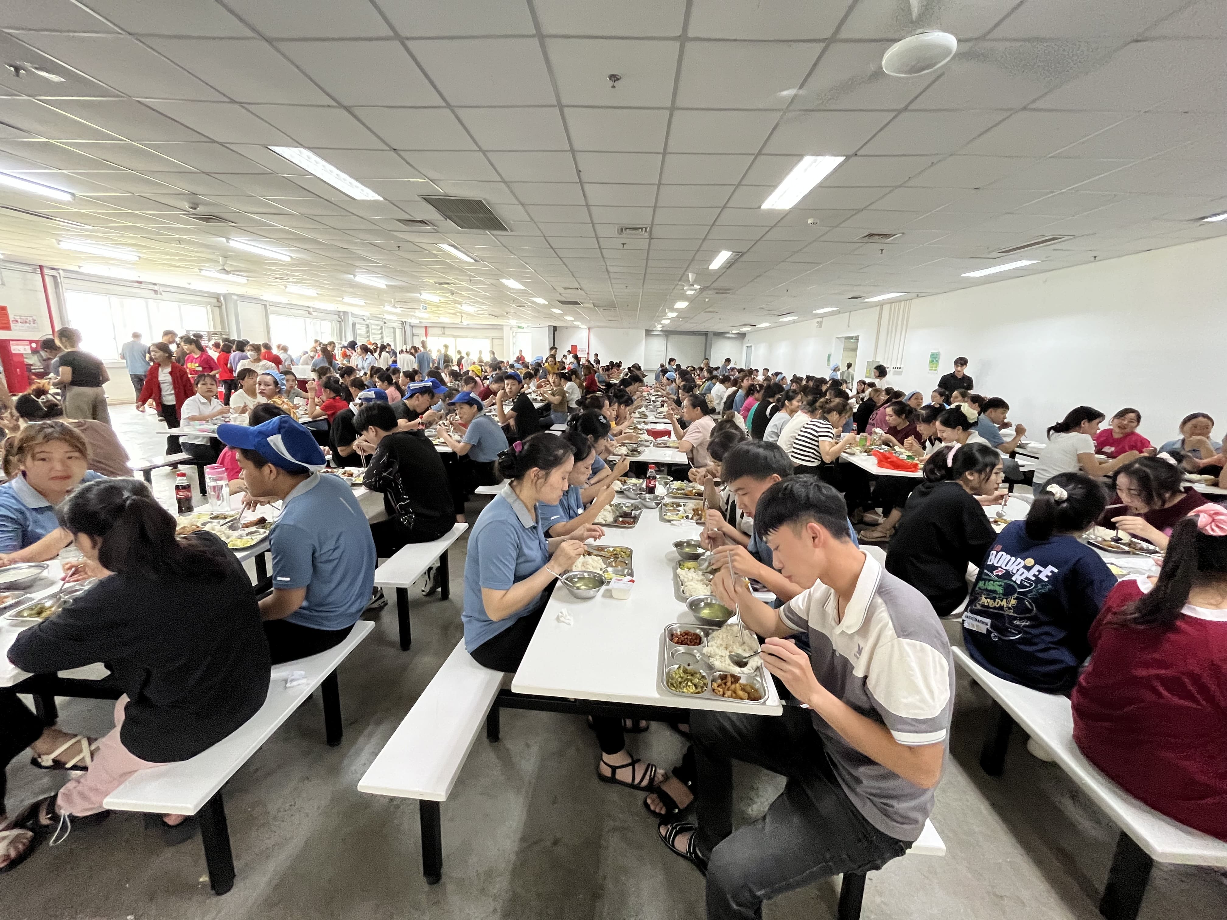 Công ty suất ăn công nghiệp, suất ăn công nghiệp, bếp ăn công nghiệp, giá suất ăn công nghiệp, suất ăn công nghiệp giá rẻ, dịch vụ bếp ăn tập thể