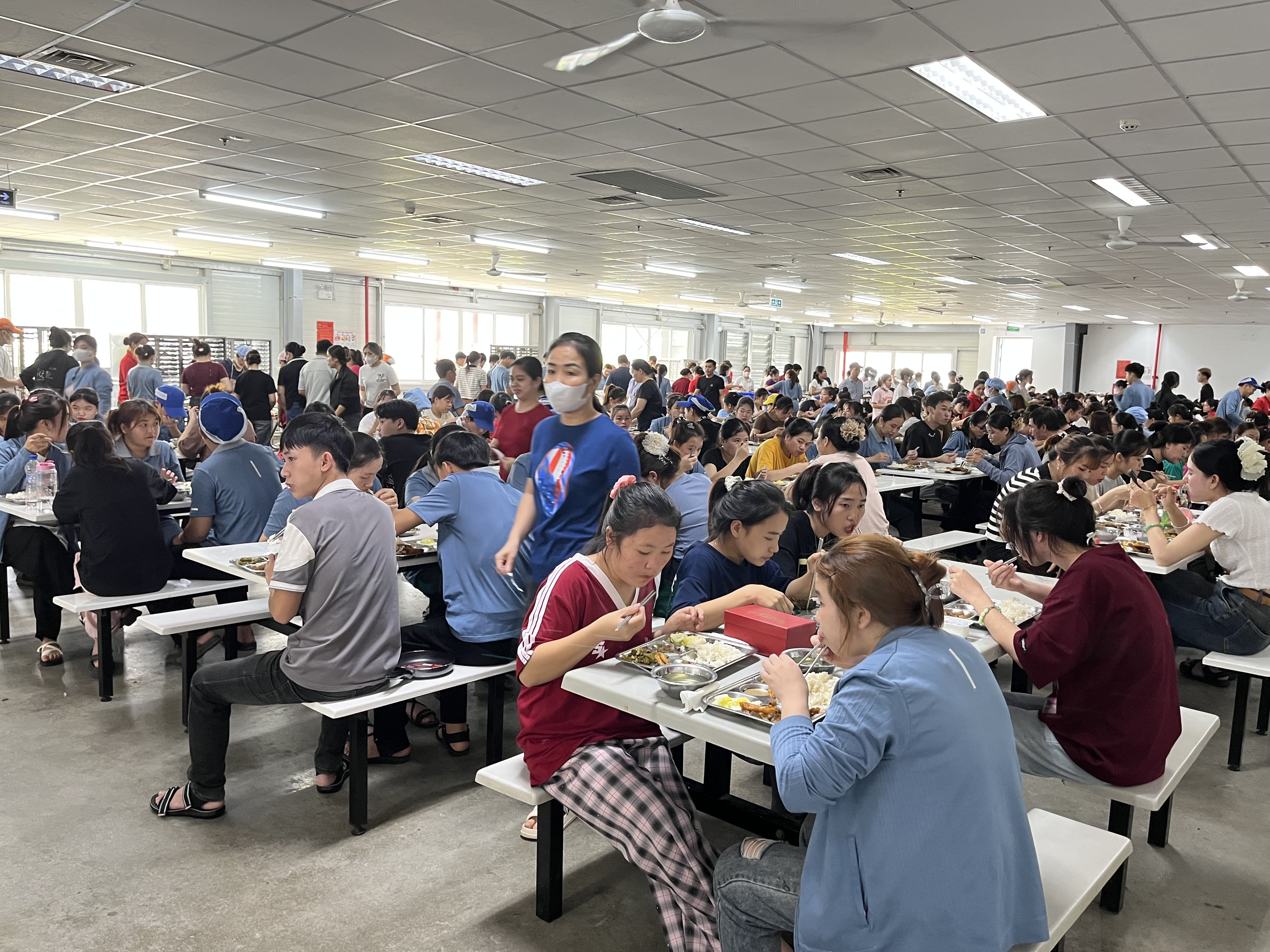 Công ty suất ăn công nghiệp, suất ăn công nghiệp, bếp ăn công nghiệp, giá suất ăn công nghiệp, suất ăn công nghiệp giá rẻ, dịch vụ bếp ăn tập thể