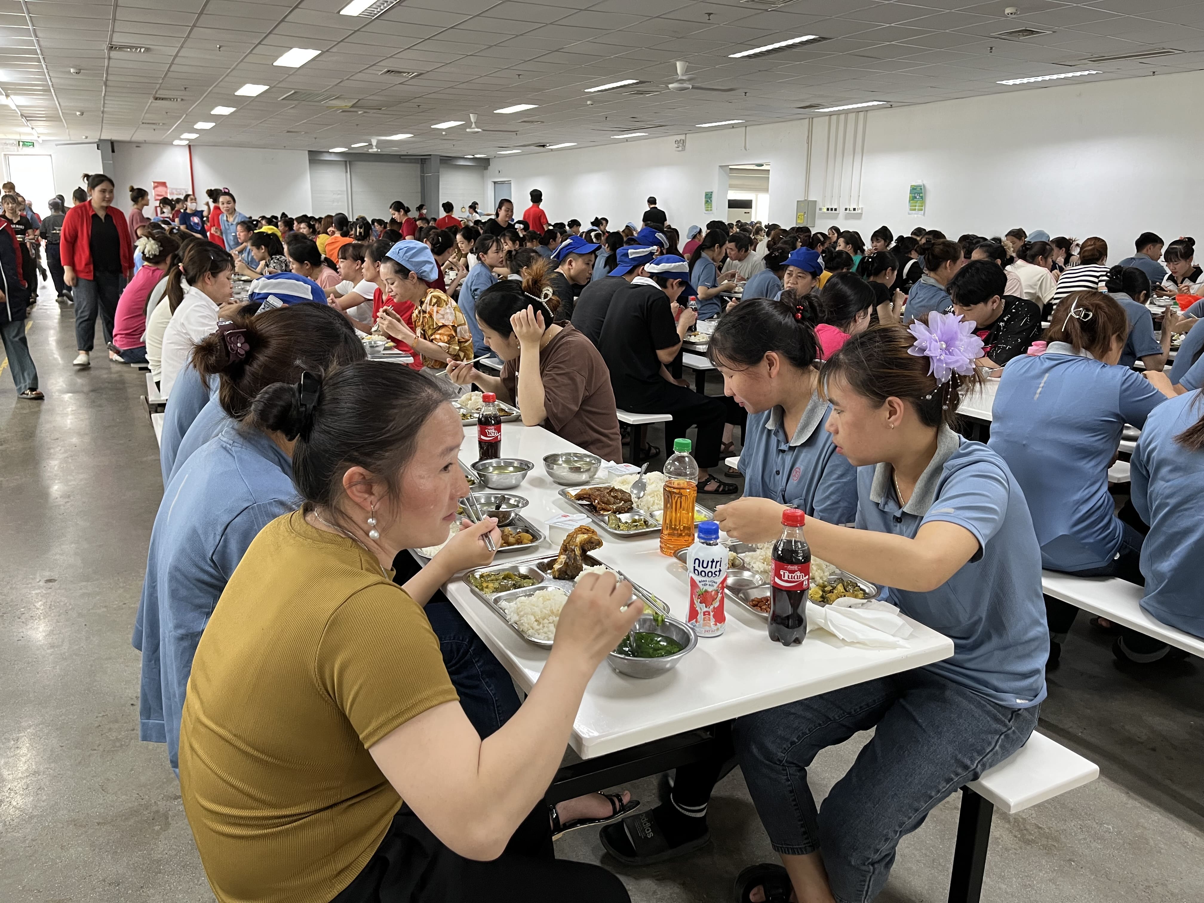 Công ty suất ăn công nghiệp, suất ăn công nghiệp, bếp ăn công nghiệp, giá suất ăn công nghiệp, suất ăn công nghiệp giá rẻ, dịch vụ bếp ăn tập thể