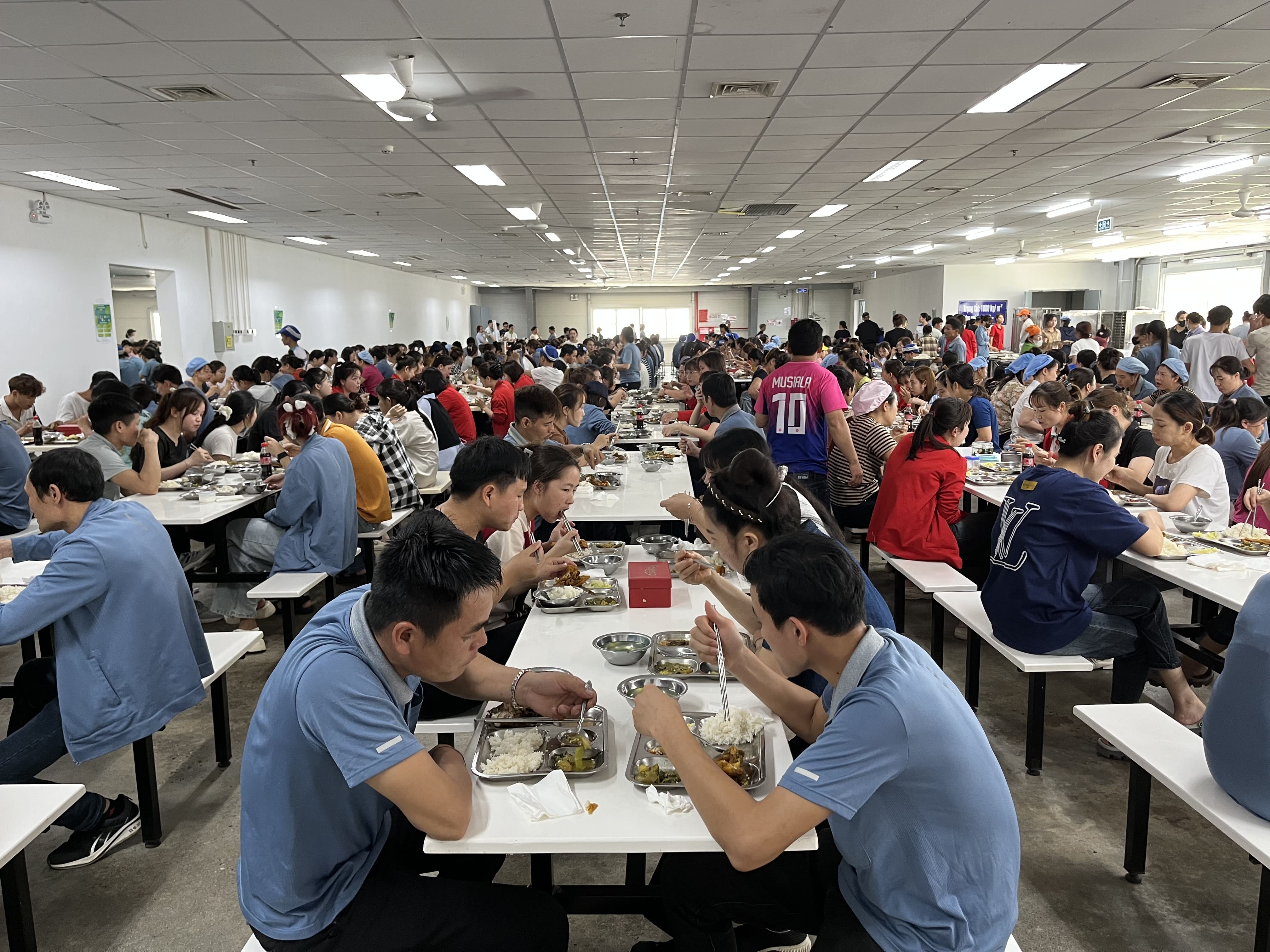 Công ty suất ăn công nghiệp, suất ăn công nghiệp, bếp ăn công nghiệp, giá suất ăn công nghiệp, suất ăn công nghiệp giá rẻ, dịch vụ bếp ăn tập thể